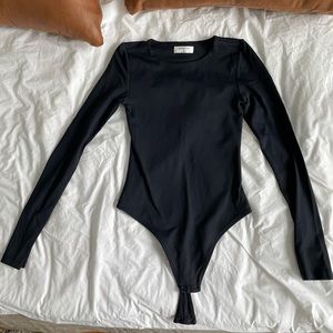 Aritzia - Babaton Black Long Sleeve - XS